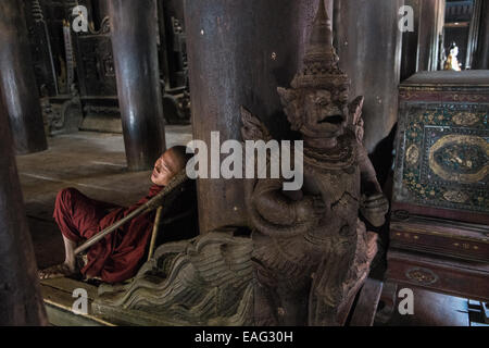 Buddhistischer Mönch Lehrer schlafen, Mangel, der, Schlafen, beraubt, Entbehrungen, bagaya Kyaung Kloster, Inwa, Ava, in der Nähe von Mandalay, Burma, Myanmar, Südostasien, Asien, Stockfoto