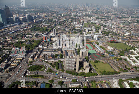 Luftaufnahme von Pappel in East London nach Westen entlang der A13 in Richtung der Stadt, ist die A12 im Vordergrund Stockfoto
