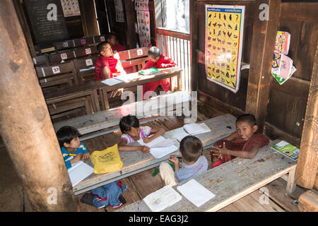 Kinder, die studieren im Bagaya Kyaung Kloster, Inwa, Ava, in der Nähe von Mandalay, Birma, Myanmar, Südostasien, Asien, Stockfoto