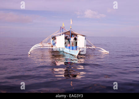 Traditionelle philippinische Boot Bangca (Auslegerboot) Bohol Sea, Philippinen, Südostasien, Stockfoto