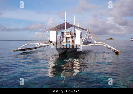 Traditionelle philippinische Boot Bangca (Auslegerboot) Bohol Sea, Philippinen, Südostasien, Stockfoto