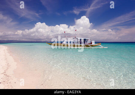 Traditionelle philippinische Boot Bangca (Auslegerboot) Inseln Malapaskua, Bohol Sea, Philippinen, Südostasien, Stockfoto