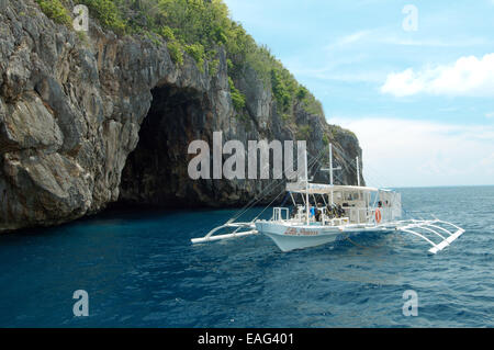 Traditionelle philippinische Boot Bangca (Auslegerboot) Gato Island, Bohol Sea, Philippinen, Südostasien, Stockfoto