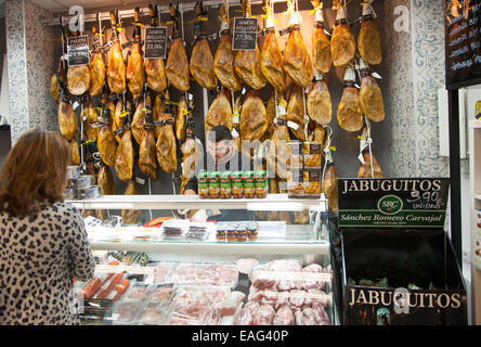 Anzeige der Schinken in einem Fachgeschäft in Bario Macarena Sevilla hautnah Stockfoto