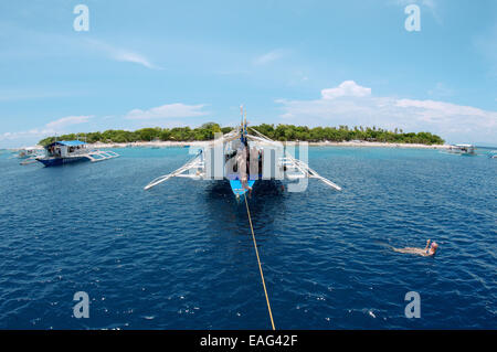 Traditionelle philippinische Boot Bangca (Auslegerboot) Inseln Malapaskua, Bohol Sea, Philippinen, Südostasien, Stockfoto