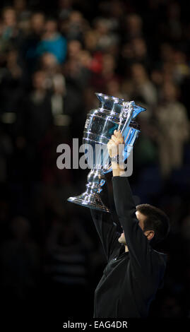 O2 Arena, London, UK. 14. November 2014. Novak Djokovic hat zum Jahresende Nr. 1 Emirates ATP Ranking zum dritten Mal sicherte sich. Bildnachweis: Malcolm Park Leitartikel/Alamy Live-Nachrichten Stockfoto