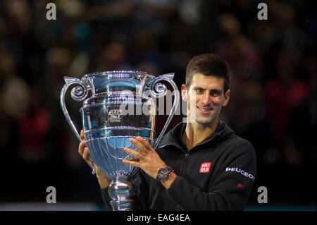 O2 Arena, London, UK. 14. November 2014. Novak Djokovic hat zum Jahresende Nr. 1 Emirates ATP Ranking zum dritten Mal sicherte sich. Bildnachweis: Malcolm Park Leitartikel/Alamy Live-Nachrichten Stockfoto