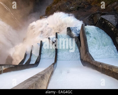 Staudamm von Contra Verzasca Tessin: spektakuläre Wasserfälle aus dem Überlauf des Sees über den Damm Stockfoto