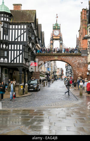 CHESTER, UK - 9. Juni 2014: Fußgänger an einem regnerischen Tag im Zentrum der City of Chester, England Stockfoto