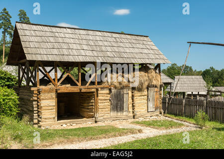 Animal Farm-Scheune im rumänischen Dorf Stockfoto