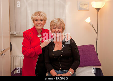 Purley, UK, 14. November 2014, TV-Moderatorin Gloria Hunniford posiert mit Sally Russell im Behandlungsraum Caron Keating während ihres Besuchs in der South East Krebs-Hilfe Stockfoto