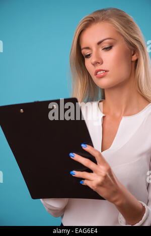 Schöne blonde tragen weiße Bluse Stockfoto