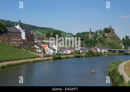 Panoramablick auf Saarburg und Fluss Saar Saarland Deutschland Stockfoto