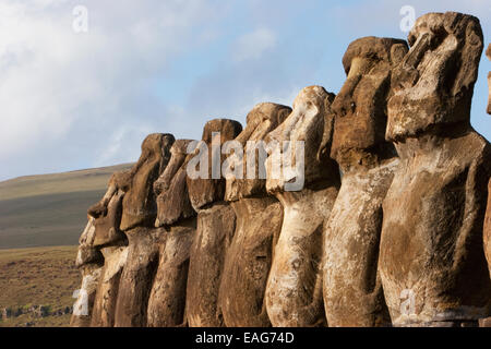 Moais aus verschiedenen Epochen, restauriert von Archäologen Claudio Cristino am Ahu Tongariki, Rapa Nui (Osterinsel), Chile Stockfoto