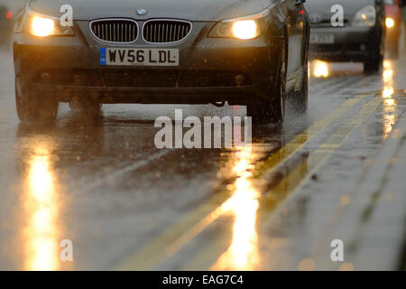 Autos fahren bei starkem Regen auf nasser Fahrbahn Stockfoto