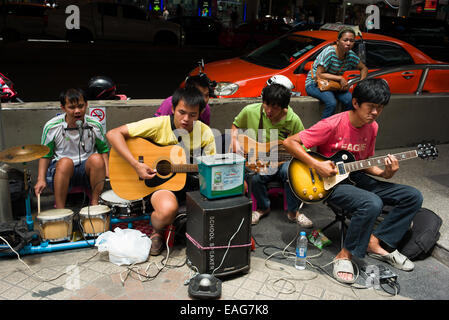 Blinde Musiker singen für Spenden an der Silom Road, Bangkok, Thailand. Stockfoto