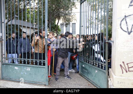 Athen, Griechenland. 14. November 2014. Das Tor des Athen Polytechnic Campus schließen Studenten. Griechische Studenten marschierten am Polytechnikum Athen, vor dem 41. Jahrestag der Polytechnischen Athen Aufstand des 17. November 1973. Die Studenten protestierten gegen die Anwesenheit und die Gewalt der Polizei außerhalb Universitätsgebäude. Bildnachweis: Michael Debets/Alamy Live-Nachrichten Stockfoto