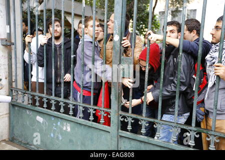 Athen, Griechenland. 14. November 2014. Das Tor des Athen Polytechnic Campus schließen Studenten. Griechische Studenten marschierten am Polytechnikum Athen, vor dem 41. Jahrestag der Polytechnischen Athen Aufstand des 17. November 1973. Die Studenten protestierten gegen die Anwesenheit und die Gewalt der Polizei außerhalb Universitätsgebäude. Bildnachweis: Michael Debets/Alamy Live-Nachrichten Stockfoto