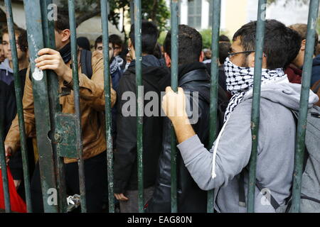 Athen, Griechenland. 14. November 2014. Das Tor des Athen Polytechnic Campus schließen Studenten. Griechische Studenten marschierten am Polytechnikum Athen, vor dem 41. Jahrestag der Polytechnischen Athen Aufstand des 17. November 1973. Die Studenten protestierten gegen die Anwesenheit und die Gewalt der Polizei außerhalb Universitätsgebäude. Bildnachweis: Michael Debets/Alamy Live-Nachrichten Stockfoto