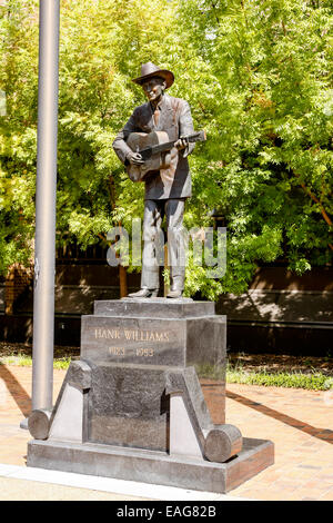 Hank Williams Statue in der Nähe von Madison Avenue in der Innenstadt von Montgomery Alabama Stockfoto