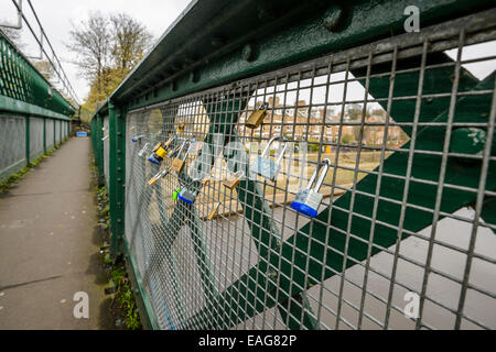 Romantik - Vorhängeschlösser links auf einem York Eisenbahn Brücke Zaun symbolisiert Liebe und romantische Engagement symbolisieren. Stockfoto