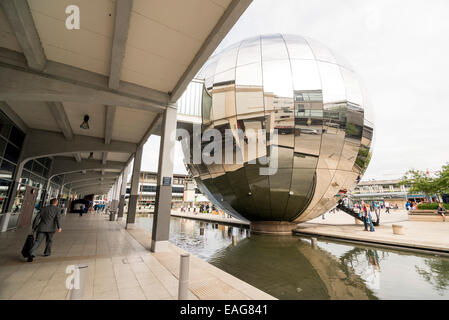 BRISTOL, Vereinigtes Königreich - 3. Juni 2014: Menschen genießen das Wetter gehen vorbei an der Edelstahl-Kugel des Planetariums, Mil Stockfoto