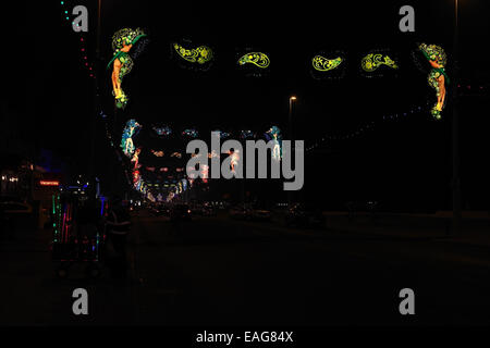 Nachtansicht, südlich entlang der Promenade zum verbleit Lichter, Decodance Mädchen, mit Mann verkaufen Glow Sticks, Blackpool Illuminations, UK Stockfoto