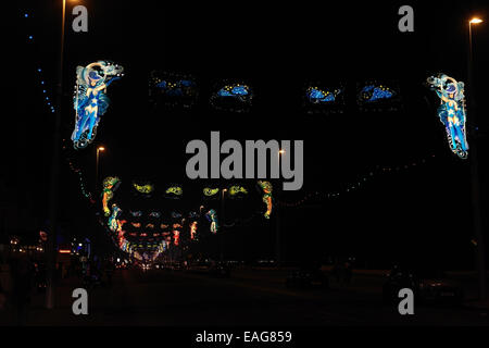 Nachtansicht, südlich entlang der Promenade zum verbleit Lichter, Decodance burlesque Schönheiten, mit zwei blauen Bildern, Blackpool Illuminations Stockfoto