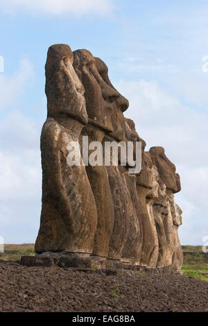 Moais aus verschiedenen Epochen, restauriert von Archäologen Claudio Cristino am Ahu Tongariki, Rapa Nui (Osterinsel), Chile Stockfoto