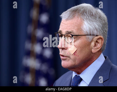 Washington, DC, USA. 14. November 2014. US-Verteidigungsminister Chuck Hagel spricht auf einer Pressekonferenz im Pentagon in Washington, DC, USA, 14. November 2014. US-Verteidigungsminister Chuck Hagel am Freitag angekündigt, einen Aktionsplan zur militärischen nuklearen Unternehmen des Landes zu reformieren und forderten zusätzliche Investitionen in die Erhaltung sowie Maßnahmen, die Moral der Kernkräfte zu erhöhen. Bildnachweis: Yin Bogu/Xinhua/Alamy Live-Nachrichten Stockfoto