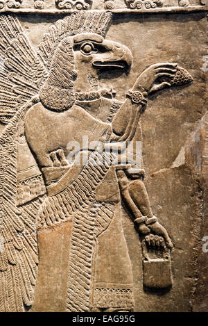 LONDON, Vereinigtes Königreich - 5. Juni 2014: British Museum. Unter der Leitung von Adler Schutzgeist. Assyrische, über 865-860 BC. Aus Nimrud, Stockfoto