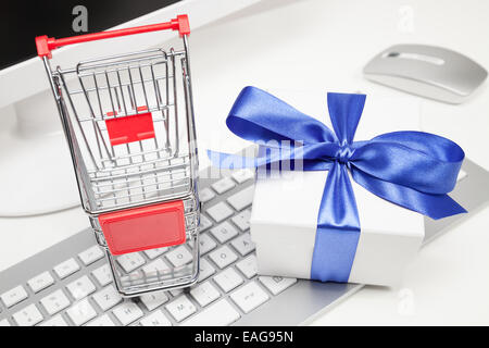 Geschenk und shopping Cart auf Computer-Tastatur Stockfoto