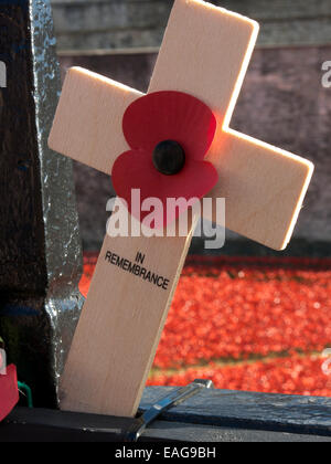 Nahaufnahme von veteran Kreuz, 2014 Keramik Mohn Display, Tower von London 1. Weltkrieg Centenary Stockfoto