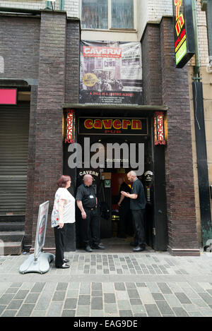 LIVERPOOL, UK - 8. Juni 2014: Menschen besuchen The Cavern Club in Liverpool, Vereinigtes Königreich. Der Club ist bekannt als der erste Veranstaltungsort für die Funktion T Stockfoto