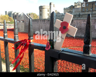 Nahaufnahme von veteran Kreuz in 2014 Keramik Mohn Display an den Tower of London als Symbol für den 1. Weltkrieg Centenary "Blut Stockfoto