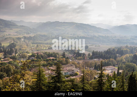 Ein Nebel Blick über Brisighella aus der mittelalterlichen Festung der Venezianer Stockfoto