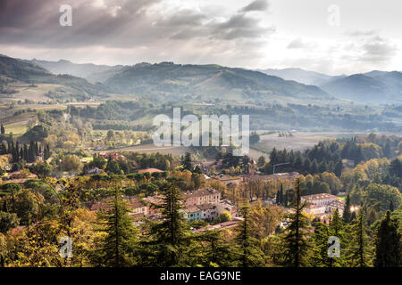 Ein Nebel Blick über Brisighella aus der mittelalterlichen Festung der Venezianer Stockfoto