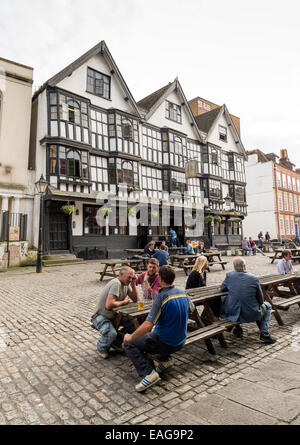 BRISTOL, Vereinigtes Königreich - Juni 3,2014: das siebzehnte Jahrhundert Llandoger Trow in Bristol, England. Es ist Admiral Benbow in T Stockfoto