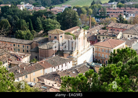 Nebligen Blick auf das mittelalterliche Land Dorf von Brisighella in Emilia Romagna, Italien, von der mittelalterlichen Festung der Venezianer Stockfoto