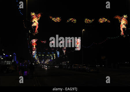 Nachtansicht, südlich entlang der Promenade zum blau beleuchtet Royal Carlton Hotel, rot blau Decodance Mädchen, Blackpool Illuminations, UK Stockfoto