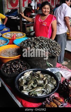 Schwarze Schale - Markt in TUMBES. Abteilung von Tumbes. Peru Stockfoto