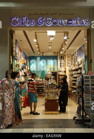 Souvenir-Shop in der Ibn Battuta Mall in Dubai, VAE. Stockfoto