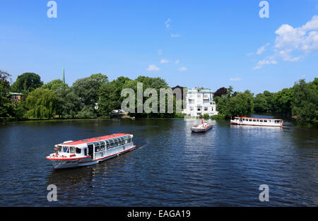 Passagier-Ausflugsschiff am Fluss Alster, Blick vom Krugkoppelbridge, Hamburg, Deutschland Stockfoto