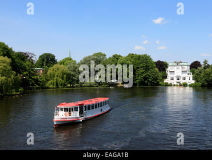 Passagier-Ausflugsschiff am Fluss Alster, Blick vom Krugkoppelbridge, Hamburg, Deutschland Stockfoto