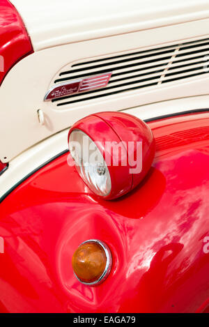 LIVERPOOL, ENGLAND - 10. Juni 2014: Nahaufnahme eines Gitters eine alte Themse Ford Fordson E494C van, 1948-1954 Stockfoto