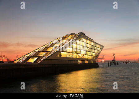 Das moderne Bürogebäude DOCKLAND am Fluss Elbe, Hamburg, Deutschland, Europa Stockfoto
