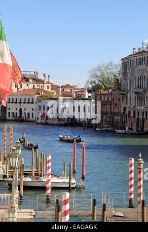 Peggy Guggenheim Collection Museum und den Grand Canal von der Accamedia Brücke, Venedig, Italien. Stockfoto