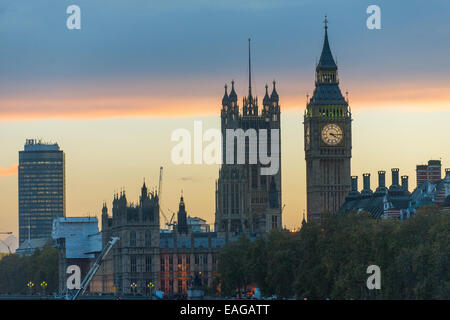 Westminster, London, UK. 14. November 2014. Die Sonne geht über Westminster und den Houses of Parliament. Bildnachweis: Matthew Chattle/Alamy Live-Nachrichten Stockfoto