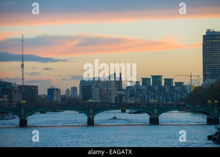 Westminster, London, UK. 14. November 2014. Die Sonne geht über Westminster und die Themse. Bildnachweis: Matthew Chattle/Alamy Live-Nachrichten Stockfoto