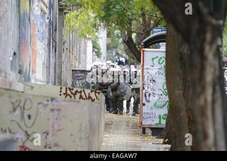 Riot-Polizisten stehen vor das Seitentor des Polytechnikums Athen. Griechische Studenten marschierten am Polytechnikum Athen, vor dem 41. Jahrestag der Polytechnischen Athen Aufstand des 17. November 1973. Die Studenten protestierten gegen die Anwesenheit und die Gewalt der Polizei außerhalb Universitätsgebäude. © Michael Debets/Pacific Press/Alamy Live-Nachrichten Stockfoto